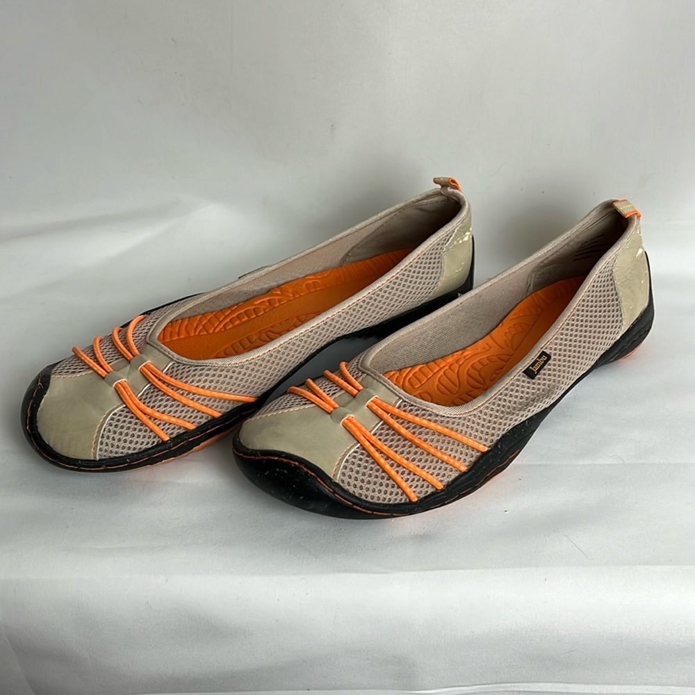 Sporty flats